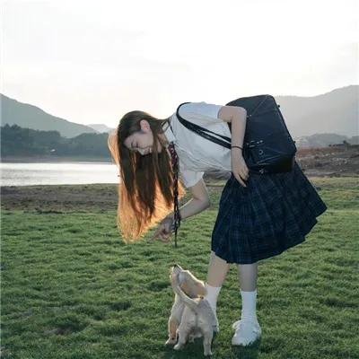 随盲柳入眠的女人